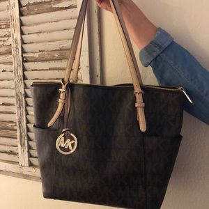 Micheal Kors Jet Set Purse